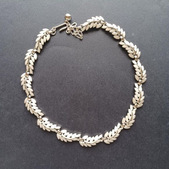 RARE VTG SIGNED CROWN TRIFARI GOLDTONE FLORAL 17" NECKLACE EXCELLENT CONDITION - Picture 4 of 12